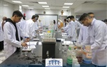 طلاب المستوى صفر بالأكاديمية الحديثة للهندسة والتكنولوجيا خلال معمل الكيمياء والفيزياء