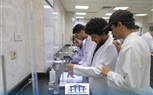 طلاب المستوى صفر بالأكاديمية الحديثة للهندسة والتكنولوجيا خلال معمل الكيمياء والفيزياء
